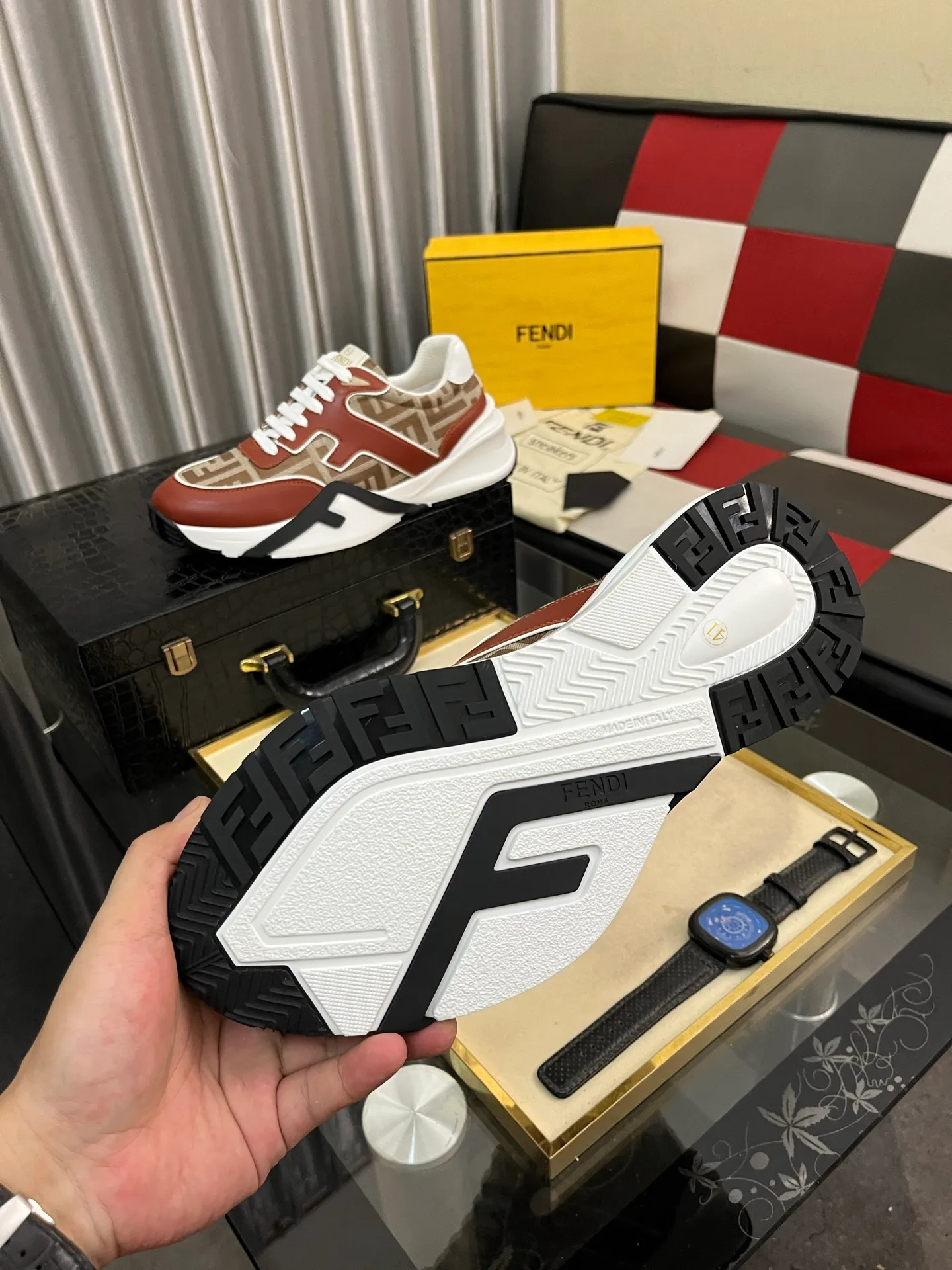 Men's men's shoes 💰560⌚️⌚️FENDI.•FENDI unique modern style sneakers. Counter purchasing🏃casual shoes😍😍 Original breathable fly-knit mesh imported from Italy (refuses to discolor and abrade feet) soles: Original soles specially provided by the original factory, super cool😍 French lazy style design ⚠️ Original quality, super comfortable and wear-resistant original soles. Code number: 38-442️⃣Colors available